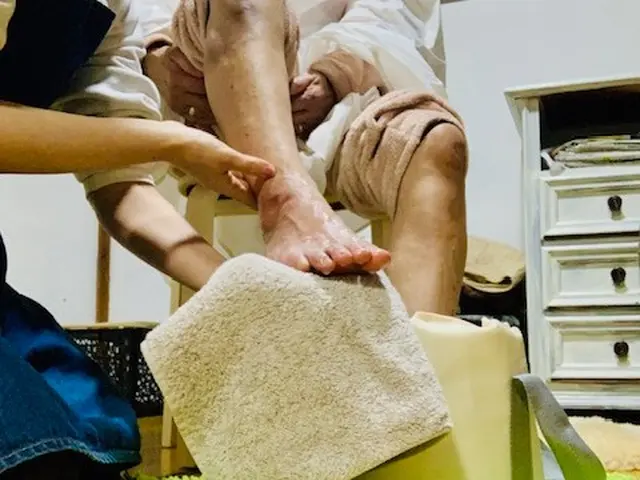 訪問美容専門✦車椅子、寝たままの状態でもカットします✦ヘッドスパ、ヘナサービスの画像