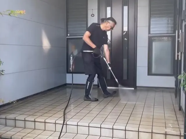 外壁、外塀、駐車場、カーポート、ベランダなどの洗浄ならおかせてください。サービスの画像