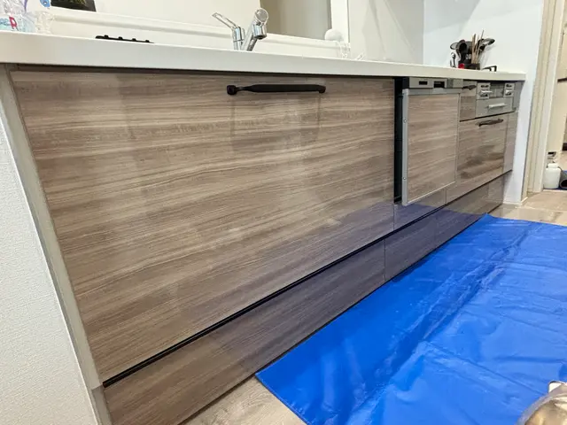 化粧フィルムでキッチン扉を美しく一新！交換せずに新品風へサービスの画像