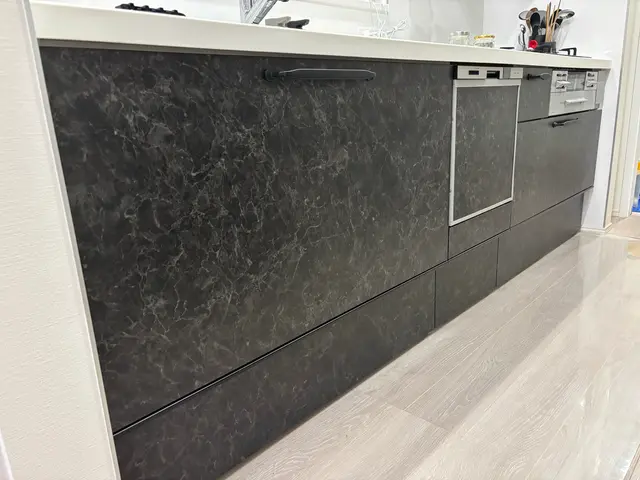 化粧フィルムでキッチン扉を美しく一新！交換せずに新品風へサービスの画像