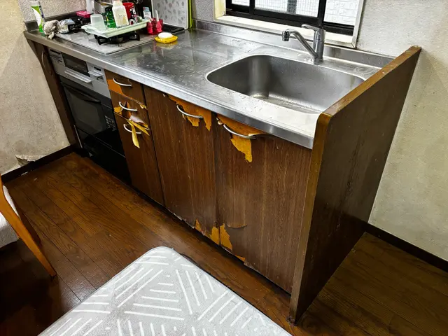 化粧フィルムでキッチン扉を美しく一新！交換せずに新品風へサービスの画像