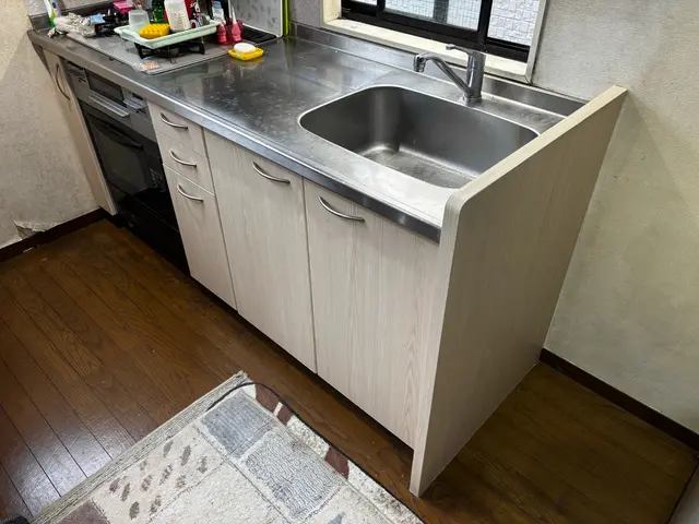 化粧フィルムでキッチン扉を美しく一新！交換せずに新品風へサービスの画像