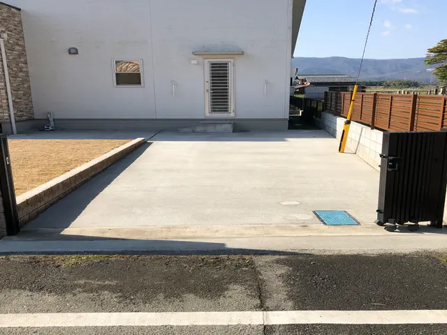 土間コンクリート　外構　駐車場　雑草対策サービスの画像