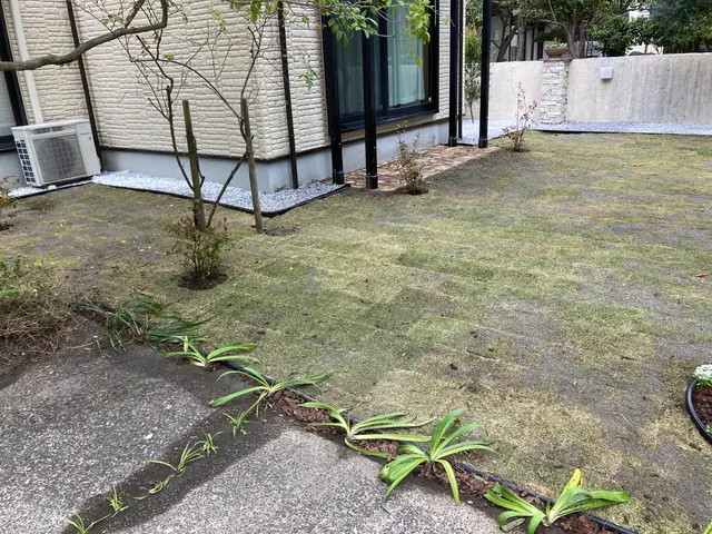 芝張り、高麗芝等芝マスターが行います。サービスの画像