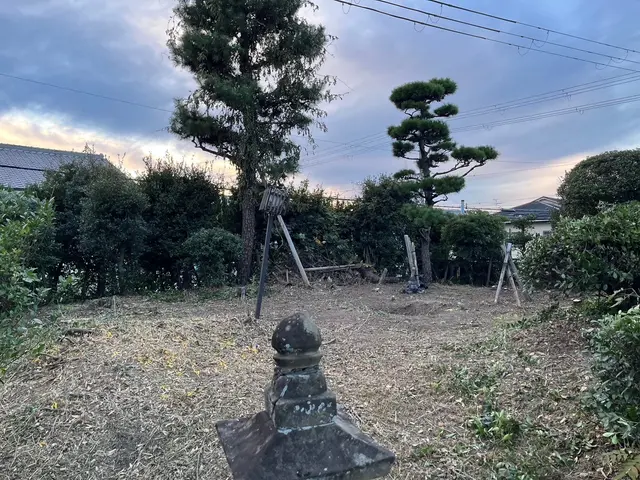 お庭やマンション周りの草抜きもキレイに！！知識と経験が豊富なのでお任せください。サービスの画像