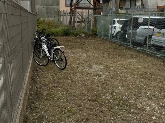 お庭やマンション周りの草抜きもキレイに！！知識と経験が豊富なのでお任せください。サービスの画像