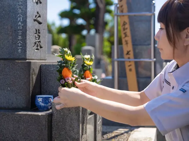 お盆休み営業☆NPO法人スタッフがご対応します☆お墓参り代行報告書作成いたしますサービスの画像