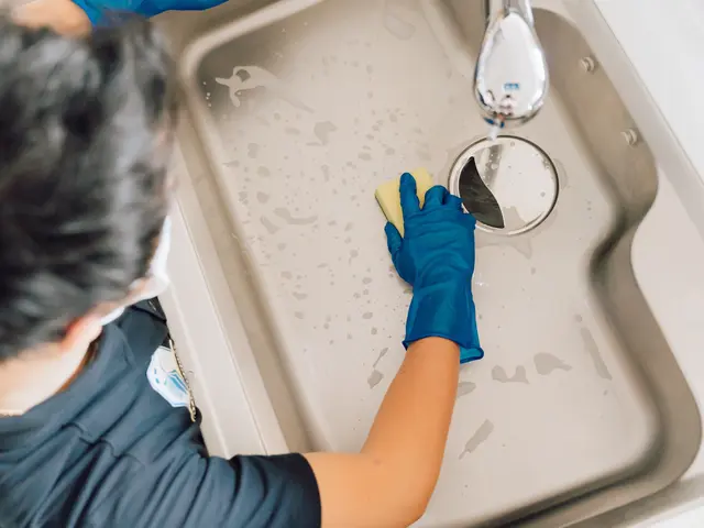 【水アカ・カビ徹底撃退】水回りまるごと洗浄！セット割★浴室エプロン内無料サービスの画像