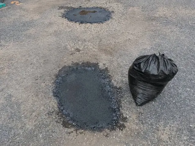事故を予防！アスファルトに空いた穴は早期補修を！猫の手119番にお任せください！サービスの画像