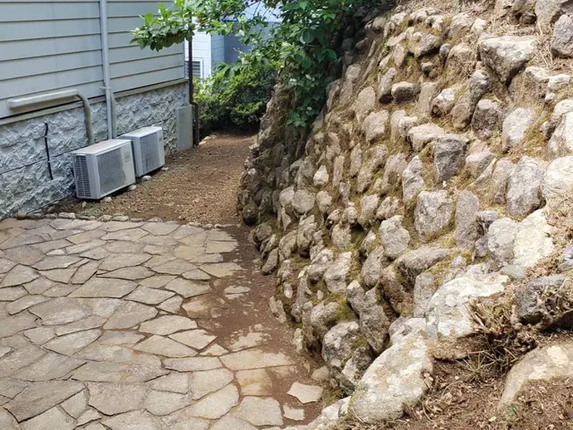 【荒れた土地の草刈りも対応してます】クレカ対応！広い土地もキレイにサッパリしますサービスの画像