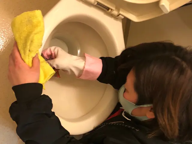 【落ちない尿石❢見違えるほど綺麗に★】見えない便座裏もかなり汚れ蓄積しています‼サービスの画像