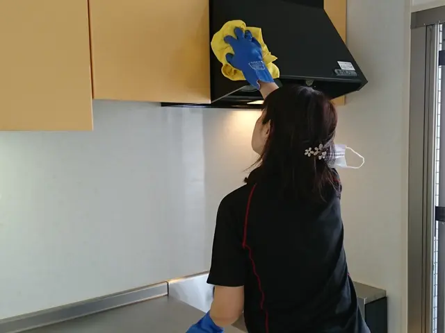 夫婦2人で訪問！役割分担で作業が速い！面倒なコンロ周りのお掃除もお任せください。サービスの画像