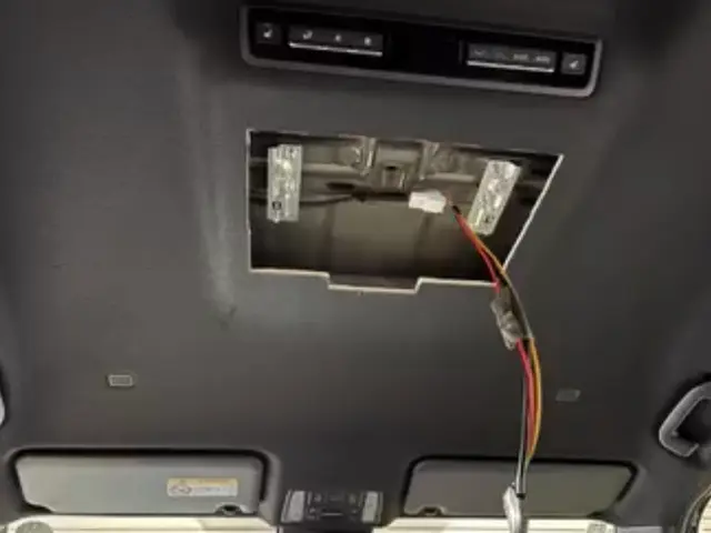 フリップダウンモニター・後席モニターの新規取付け・追加サービスの画像