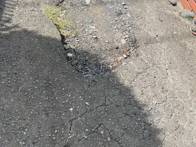 アスファルトの事ならサービスの画像