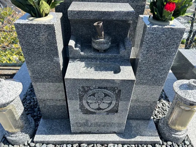 綺麗な状態を保証！専門スタッフによる丁寧な墓石クリーニングサービスの画像
