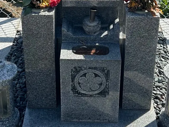 綺麗な状態を保証！専門スタッフによる丁寧な墓石クリーニングサービスの画像