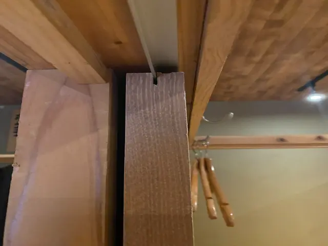 引き戸のレール・戸車交換承ります。玄関・サッシの戸車交換はお問い合わせください。サービスの画像