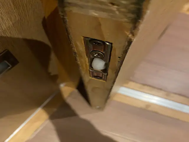 引き戸のレール・戸車交換承ります。玄関・サッシの戸車交換はお問い合わせください。サービスの画像