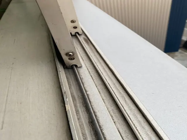 引き戸のレール・戸車交換承ります。玄関・サッシの戸車交換はお問い合わせください。サービスの画像