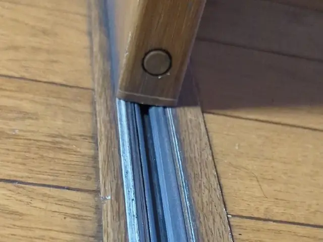 引き戸のレール・戸車交換承ります。玄関・サッシの戸車交換はお問い合わせください。サービスの画像