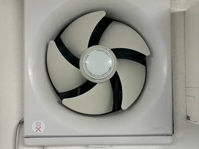 写真のようなプロペラタイプの換気扇の清掃(別途フィルター、屋根付きは対応外)サービスの画像