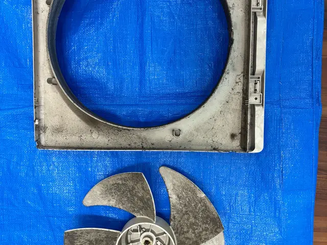 写真のようなプロペラタイプの換気扇の清掃(別途フィルター、屋根付きは対応外)サービスの画像