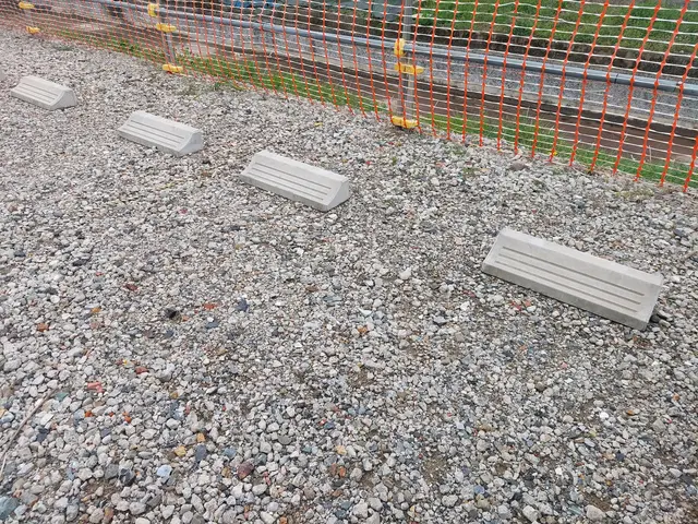 車止め、パーキングブロックの設置、その他お困りごとお任せ下さいませサービスの画像