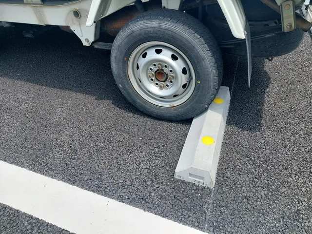 車止め、パーキングブロックの設置、その他お困りごとお任せ下さいませサービスの画像