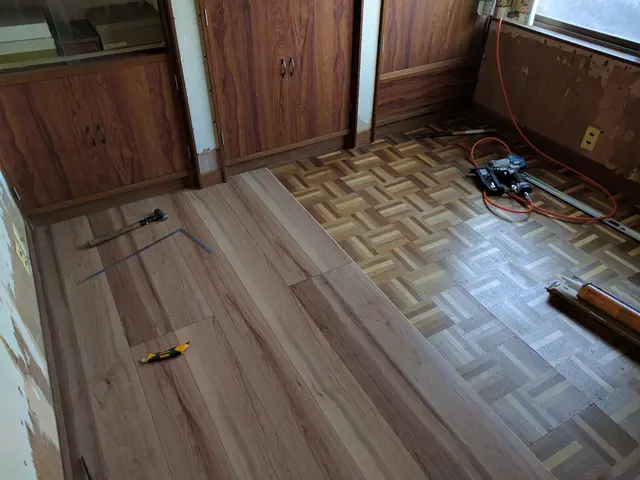 フローリング張り替え【床の軋みも解決！】助成金対応可サービスの画像