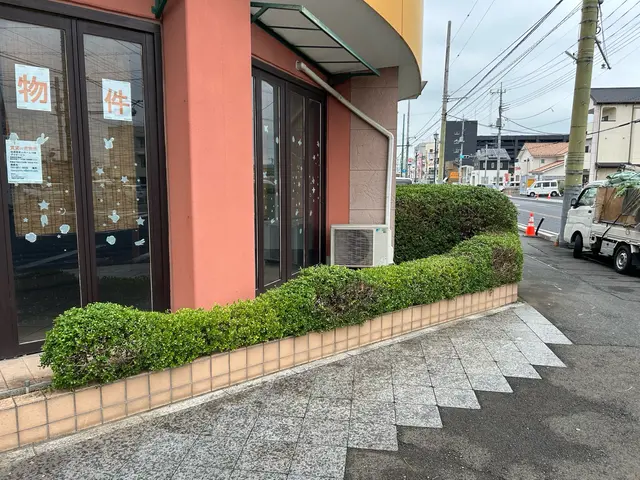 機械刈り・手刈り　高木・生垣対応してます！サービスの画像