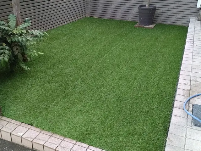 下地作りから　防草シート、人工芝まで綺麗な作業を致します！サービスの画像