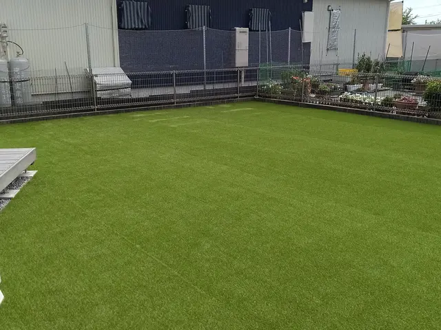 下地作りから　防草シート、人工芝まで綺麗な作業を致します！サービスの画像