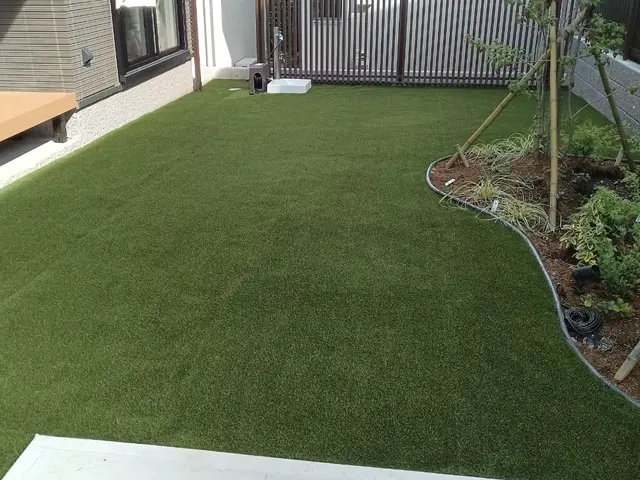 下地作りから　防草シート、人工芝まで綺麗な作業を致します！サービスの画像