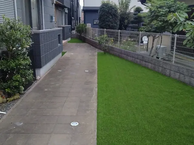 下地作りから　防草シート、人工芝まで綺麗な作業を致します！サービスの画像