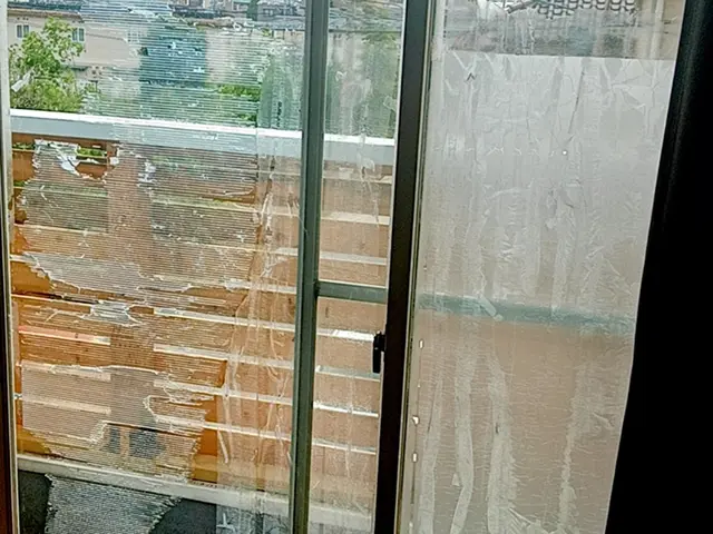 劣化したフィルム！粘着テープ！ステッカー等の窓ガラスを綺麗にします！サービスの画像
