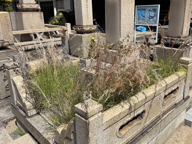 〈実績豊富〉お客様に代わって大切な「お墓のお掃除」をさせていただく便利屋ですサービスの画像