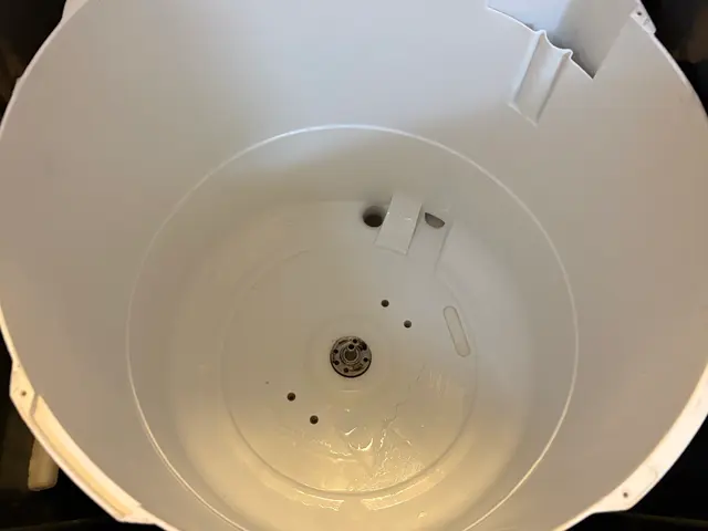 【店長訪問】床の養生から仕上がり確認まで安心の縦型洗濯機クリーニングサービスの画像