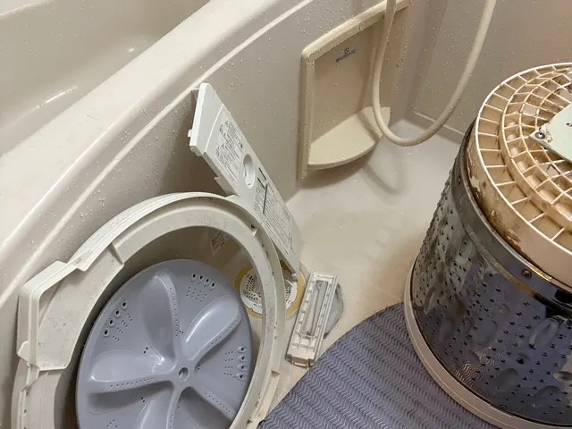 【店長訪問】床の養生から仕上がり確認まで安心の縦型洗濯機クリーニングサービスの画像