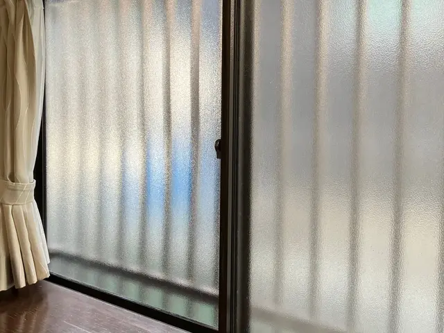 【秋割！】窓ガラス・サッシ・網戸のクリーニング◇頑固なテープ跡も落とします！！サービスの画像