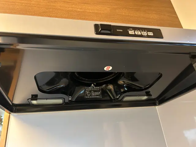 女性スタッフ訪問｜レンジフード・換気扇分解クリーニング｜丁寧仕上げサービスの画像