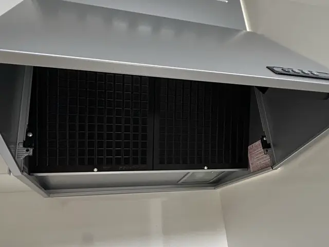 女性スタッフ訪問｜レンジフード・換気扇分解クリーニング｜丁寧仕上げサービスの画像