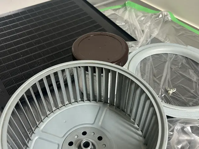 女性スタッフ訪問｜レンジフード・換気扇分解クリーニング｜丁寧仕上げサービスの画像