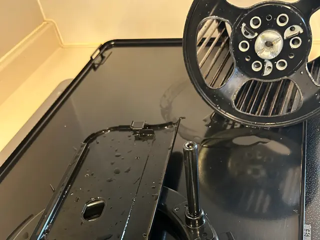 女性スタッフ訪問｜レンジフード・換気扇分解クリーニング｜丁寧仕上げサービスの画像