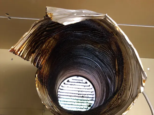 【ダクト清掃】店舗、戸建て、マンション全て対応可能！高所も対応させて頂きます！サービスの画像