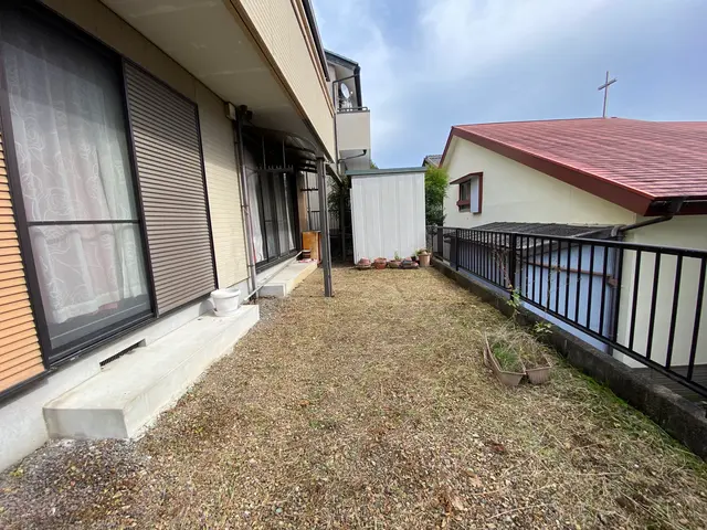 『庭が見違える！草むしり・草刈りでスッキリ美しい空間に』サービスの画像