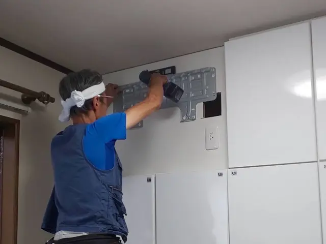 故障やご不要になったエアコンを取り外します。パテ埋め作業も綺麗に仕上げます。サービスの画像