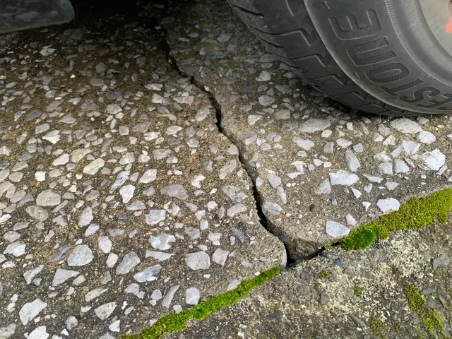 ひび割れたコンクリートの補修サービスの画像