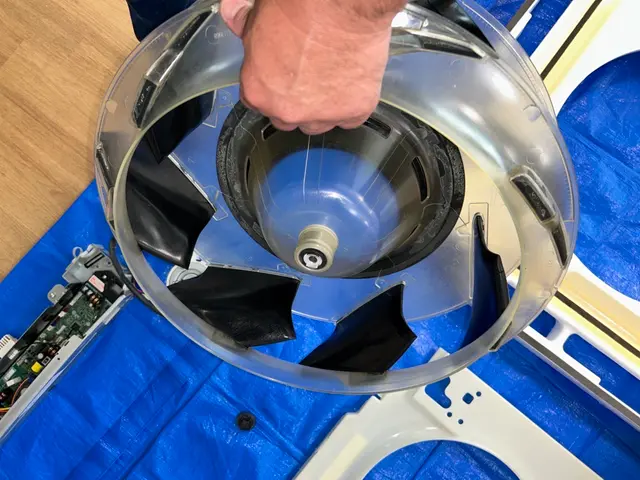 【天井埋め込みエアコン】丁寧・安心のプロ対応★エアコン内部までしっかり洗浄！サービスの画像