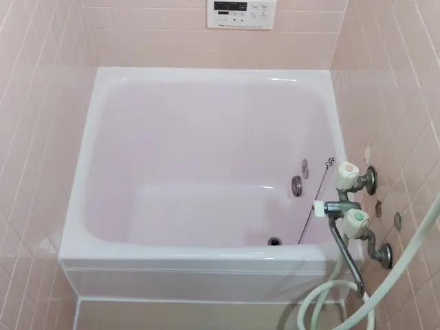 落ちない汚れやヒビ、割れに浴槽塗装サービスの画像