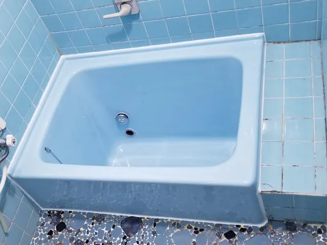 落ちない汚れやヒビ、割れに浴槽塗装サービスの画像